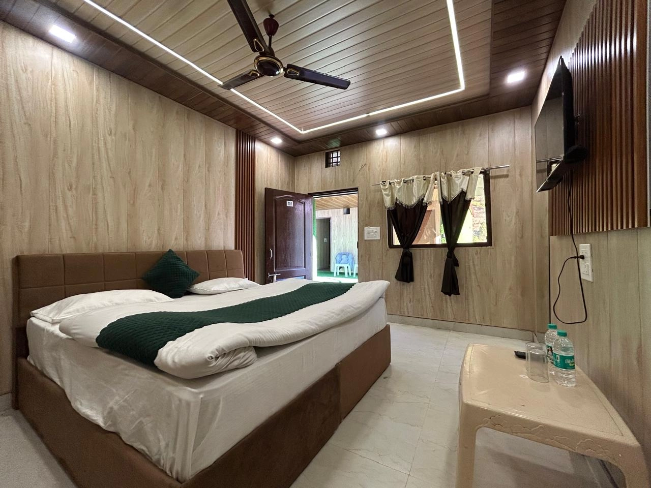 DELUXE DOUBLE BED ROOM